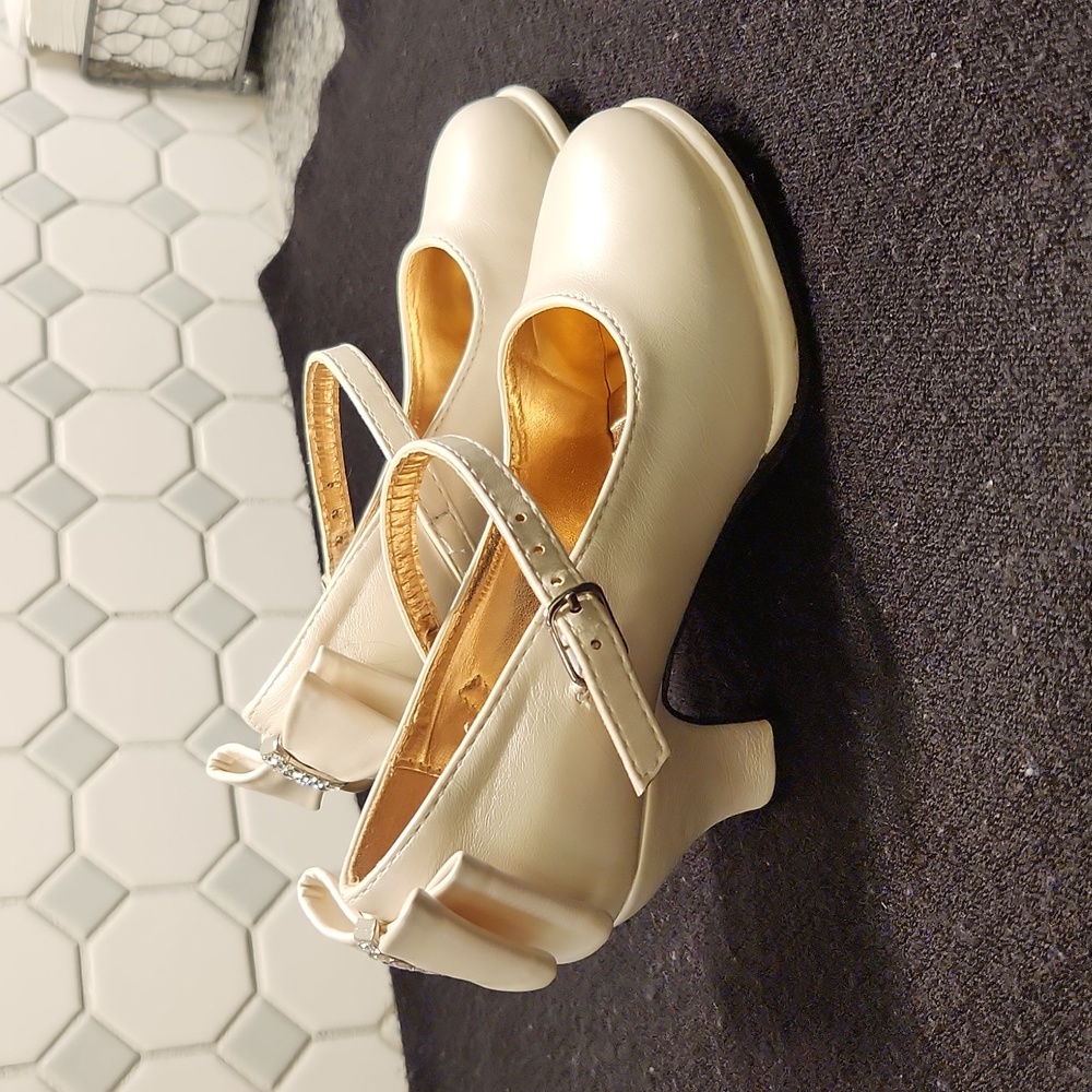 Girls shoes